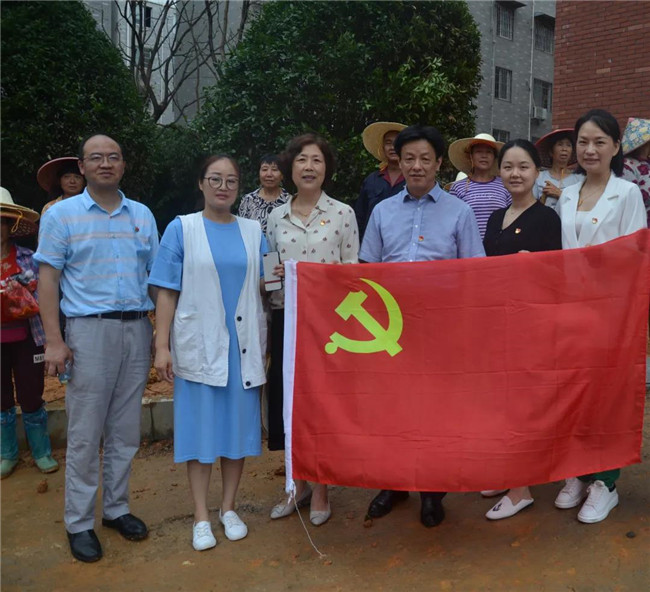 炎炎夏日送清涼，點滴關(guān)懷暖人心——城投集團各黨支部開展“送清涼”慰問一線員工活動