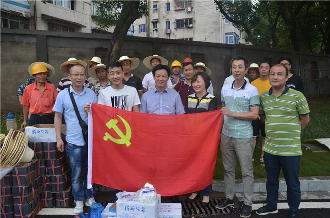 炎炎夏日送清涼，點滴關(guān)懷暖人心——城投集團各黨支部開展“送清涼”慰問一線員工活動