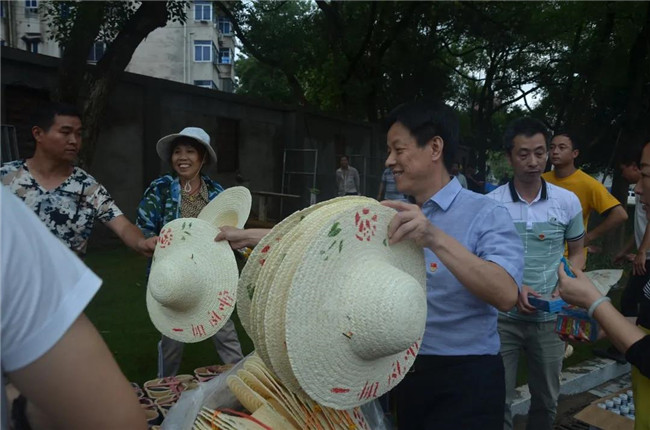 炎炎夏日送清涼，點滴關(guān)懷暖人心——城投集團各黨支部開展“送清涼”慰問一線員工活動