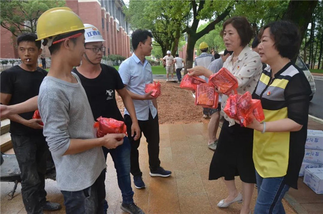 炎炎夏日送清涼，點滴關(guān)懷暖人心——城投集團各黨支部開展“送清涼”慰問一線員工活動