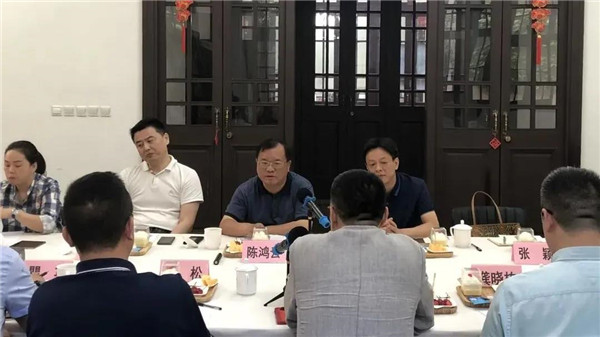 陳鴻云帶隊(duì)赴上?？疾旖涣? onmousewheel=