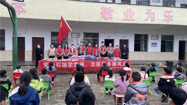 市城投集團開展“黨建引領(lǐng)學雷鋒，志愿服務展風采”送溫暖活動
